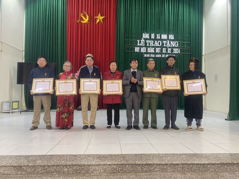 Đảng ủy xã Ninh Hòa long trọng tổ chức lễ trao huy hiệu đảng đợt 3/2/2024
