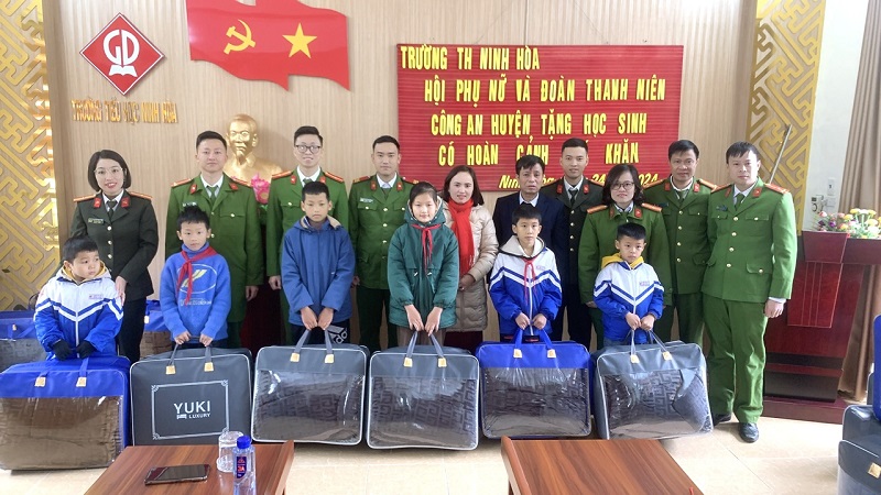 Đoàn thanh niên – Hội phụ nữ Công an huyện Hoa Lư thăm, tặng quà Tết cho các em học sinh có hoàn cảnh đặc biệt khó khăn trên địa bàn xã Ninh Hòa